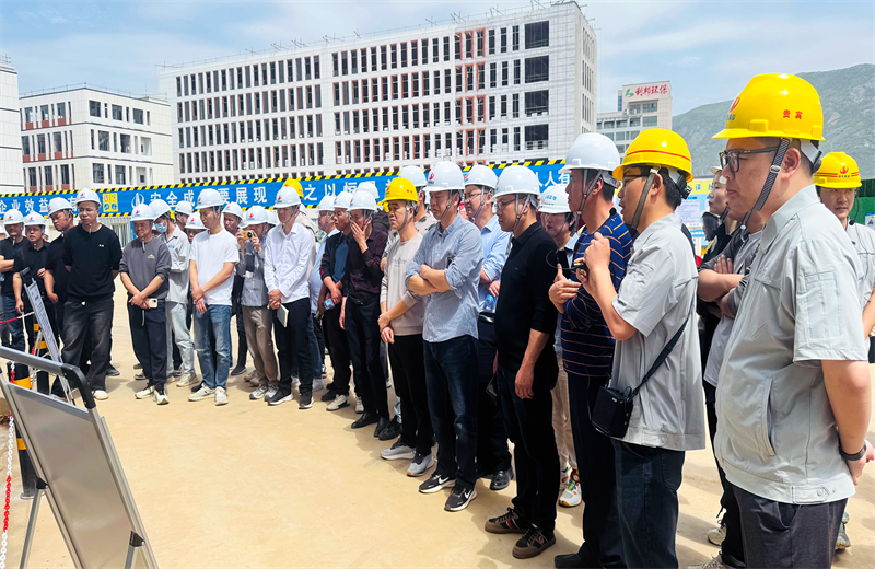 2025年4月17日，由莆田市涵江区住房和城乡建设局主办、4001百老汇三建承办的钢筋安装工程质量防控现场交流会在联东U谷·涵江海峡智造产业谷一期成功召开。