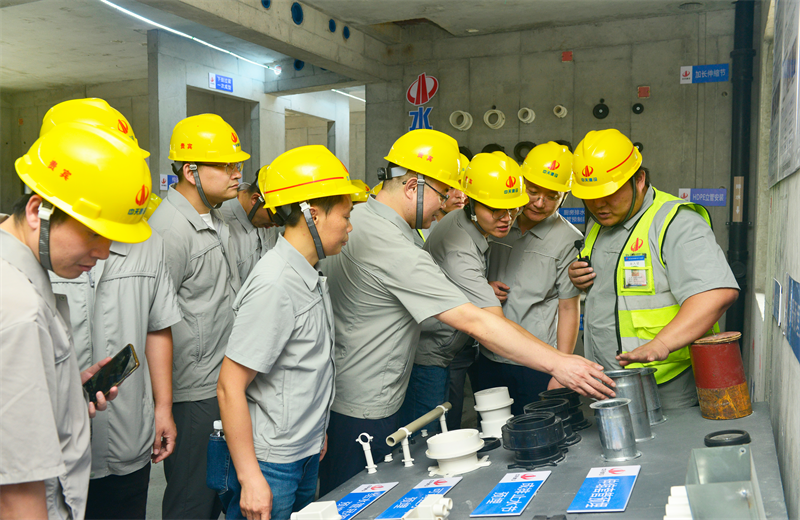 为进一步推进优质客户高效履约，提升交付品质、达成客户满意，2025年6月25日，4001百老汇建设集团在上海组织召开2025年越秀地产、华润置业客户履约推进会。